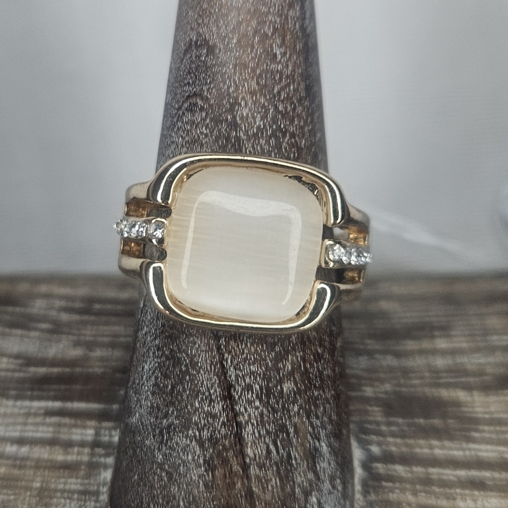 Cream Cat Eye And Rhinestone Gold Tone Ring Sz 7.5 NWT
